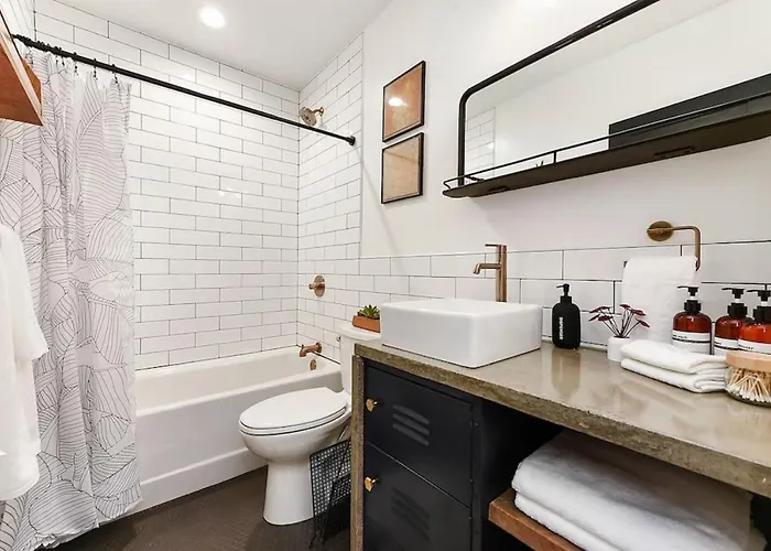Hostwise - The Lodi - Lower Lawrenceville, Beautiful! Holiday home Pittsburgh