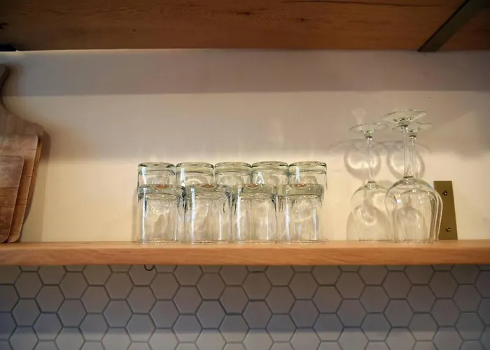 Hostwise - The Lodi - Lower Lawrenceville, Beautiful! Holiday home